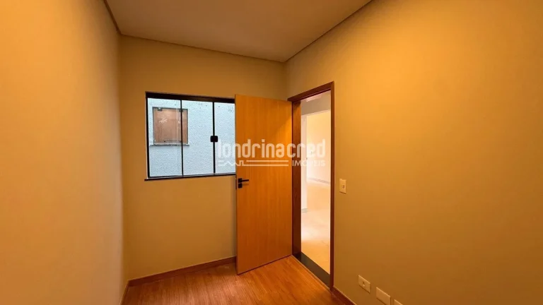 Imagem **Casa à venda no Condomínio Morada das Flores com 3 dormitórios, 1 suíte, banheiro social, 2 vagas de garagem e 85m² construídos em terreno de 125m²**