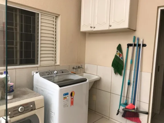 Imagem Imperdível! Casa à venda em Sorocaba-SP, no bairro Wanel Ville, com 3 quartos, 1 suíte, 2 salas, 1 banheiro, 3 vagas de garagem e 219m².