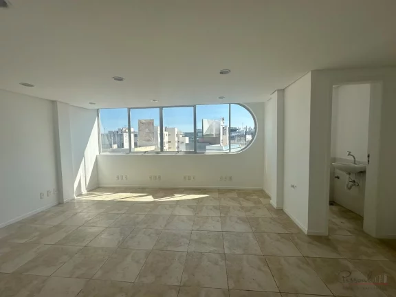 Imagem Ampla sala comercial com vista e terraço em um prédio tradicional do centro de Florianópolis. A s...
