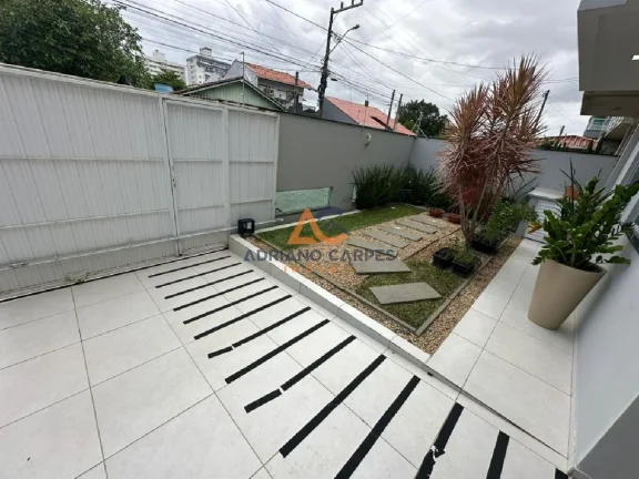 Imagem Sobrado AVERBADO na quadra mar com 3 dormitórios no Centro de Navegantes - Adriano Carpes Imóveis vende