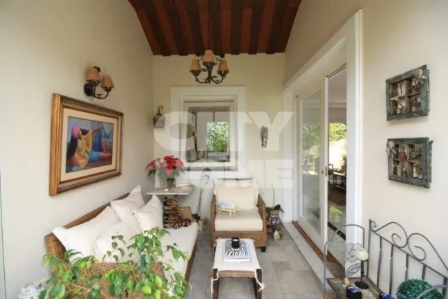 Imagem Casa espaçosa e segura, em condomínio com 07 casas! Situada em bela Praça, no ponto mais tranquil...