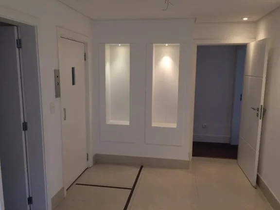 Imagem Excelente Duplex, com 4 dormitórios, sendo 2 suítes, 5 banheiros, 3 vagas de garagem, 3 salas, closet, piscina coberta