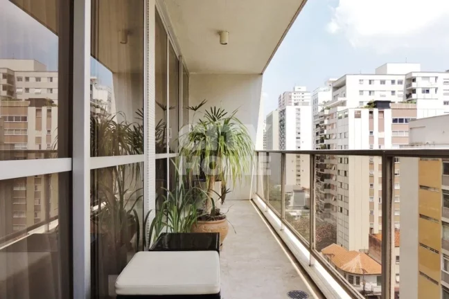 Imagem Apartamento de 346m² com ambientes amplos, e agradável varanda. Reformado com luxo e requinte. Sã...