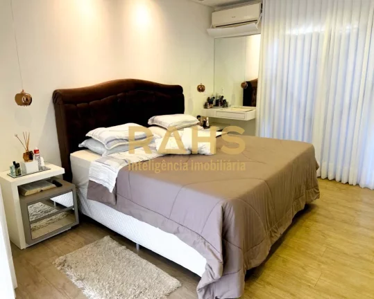 Imagem Para quem busca um bom investimento no bairro Iririu Sobrado possuindo na parte superior : 2 dormitÃ...