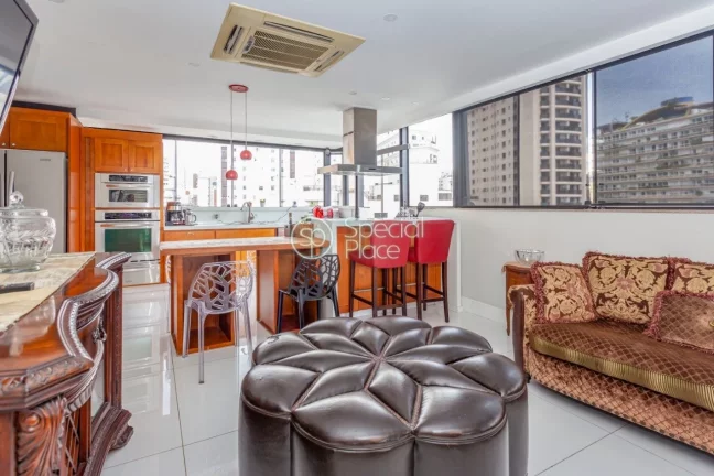 Imagem Maravilhosa cobertura com 480m², 04 suítes e 04 vagas na garagem. Inteiramente reformada e uma vis...