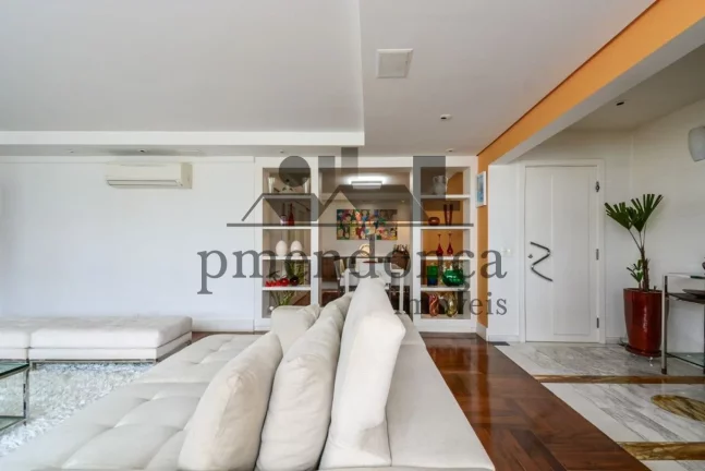 Imagem Apartamento no Itaim Bibi com 3 quartos (1 suíte) e 2 vagas, reformado.