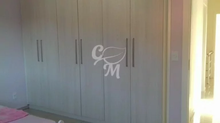 Imagem Casa com ótimo acabamento e decoração.