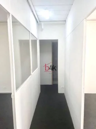 Imagem Sala comercial à venda na Berrini com 98m² de área, copa, banheiro e 2 vagas de garagem.