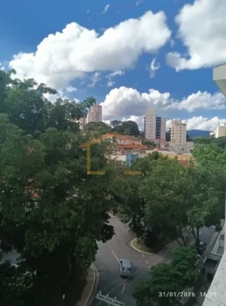 Imagem Apartamento com 64m² reformado, dispõe de 2 dormitórios, 1 banheiro, sala para dois ambientes, sa...