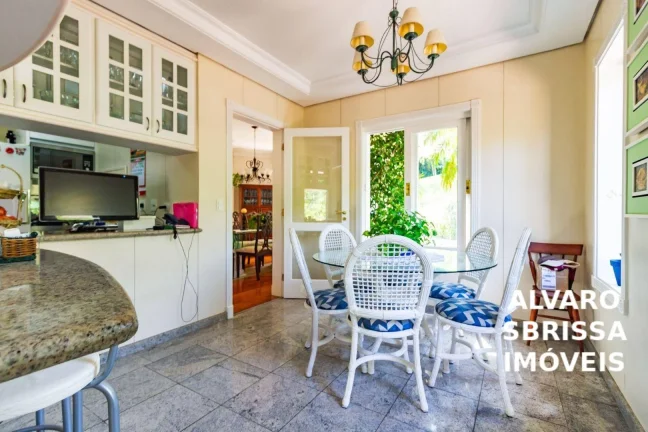 Imagem Casa magnífica com vista para longo pôr do Sol e para o campo de golfe do Condomínio Terras de São José em Itu SP Ladeada de verde e isolada. 6 dormit