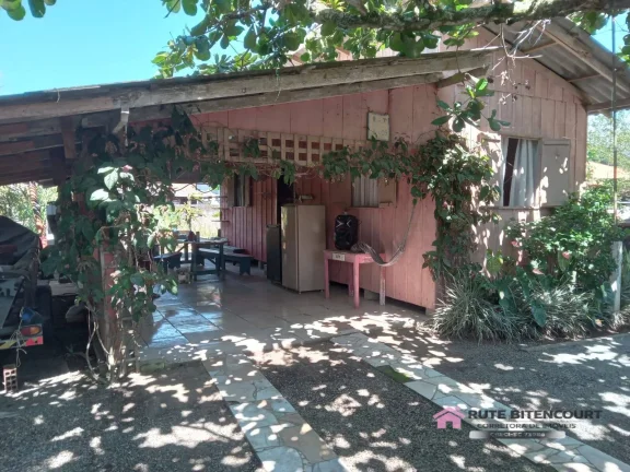 Casa de Madeira com Terreno Grande - Salinas- Balneário Barra do Sul / SC