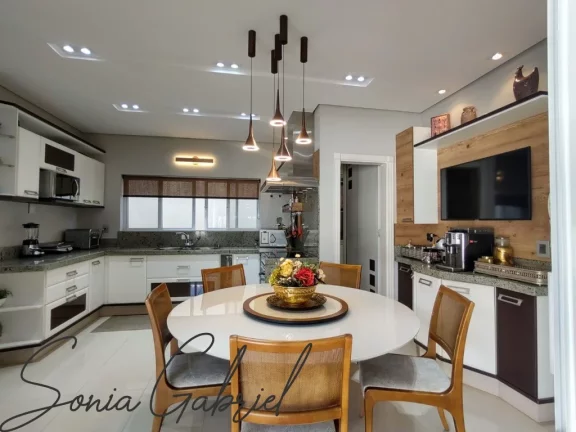 Imagem Luxuosa casa em condomínio à venda em Condomínio Terras de Vinhedo, Vinhedo-SP: 4 quartos, 4 suítes, 3 salas, 6 banheiros, 4 vagas de garagem, 560m². Imagem Luxuosa casa em condomínio à venda em Condomínio Terras de Vinhedo, Vinhedo-SP: 4 quartos, 4 suítes, 3 salas, 6 banheiros, 4 vagas de garagem, 560m².