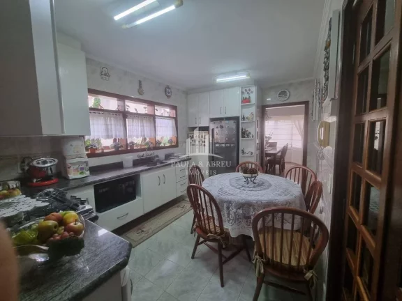 Imagem Casa de Alto Padrão 4 quartos sendo 1 suíte, 3 Banheiros, Salas espaçosas, 4 Vagas, Área Lazer com Churrasqueira, Campo Pq no Jardim Petrópolis, Ribeirão Pires-SP