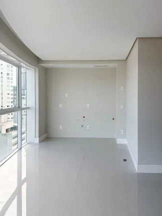 Imagem Apartamento com 3 suítes e 2 vagas de garagem na Av. Brasil em Balneário Camboriú/SC