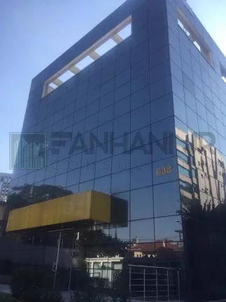 Imagem Venha se encantar com este imóvel de alto padrão, perfeito para sua empresa! Com uma fachada revestida em vidro sobre estrutura metálica, este prédio