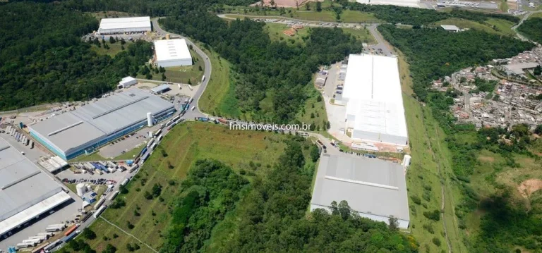 Imagem Galpão Industrial para Locação em Embu das Artes-SP, Bairro Jardim Magaly: 5 Salas, 50 Banheiros, 40 Vagas de Garagem, 45.500m² de Área.