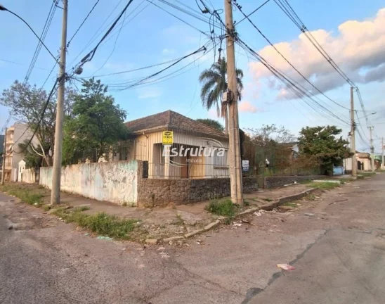 Casa de esquina bem localizada no bairro Nossa Senhora do Rosário