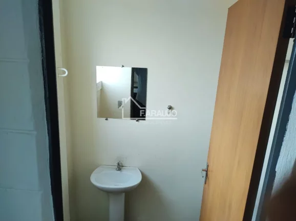 Imagem Com um amplo espaço interno, barracão oferece inúmeras possibilidades de layout e adaptação, permitindo a personalização de acordo c/ as necessidades