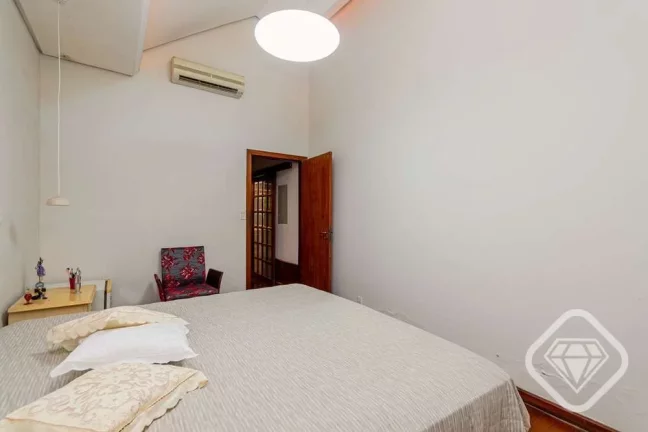 Imagem Casa ampla na Tristeza com terreno generoso e duas construções independentes.

Esta propriedade of...