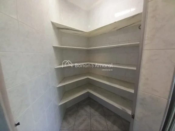 Imagem Este imóvel térreo é ideal para quem busca conforto e sofisticação. Com quatro suítes, todas e...