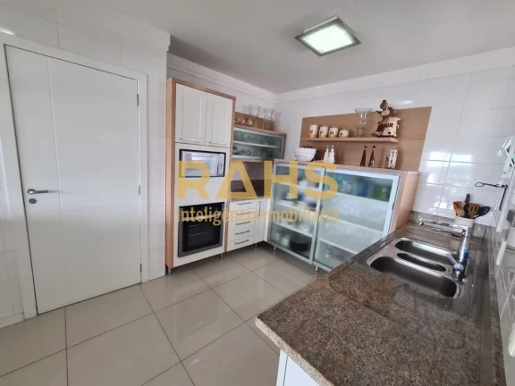 Imagem Apartamento em região Privilegiada, com sacada e vista livre para cidade. Possui 138m² de área pr...