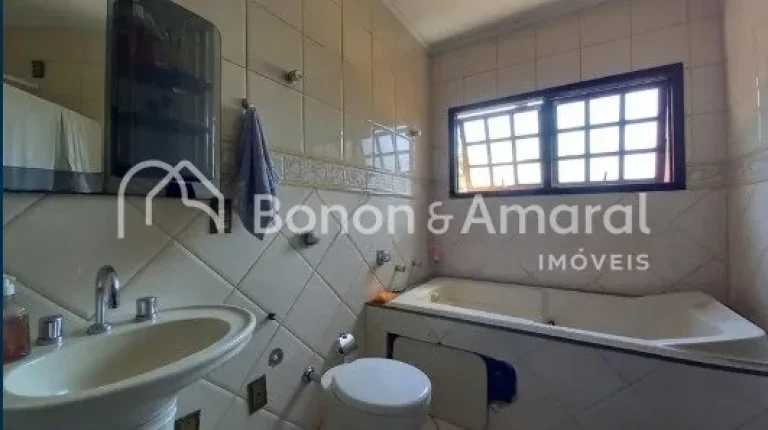 Imagem Chácara em excelente localização, rodeada por muito verde, em um terreno de 2.000 m² e área con...