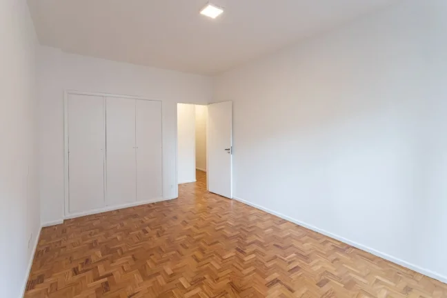 Imagem Apartamento 187M² Reformado, 3Q, 1 Suíte, 2 Banheiros, 2 Vagas, Lavabo, Sol da Manhã, Portaria 24h, Academia, Salão de Festas.