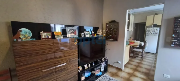 Imagem Casa Térrea com 178 m² de A.C. com 02 dormitórios, sala ampla, cozinha e 2 vagas de Garagens. Nos fundos 01 apartamento, e uma suíte na parte de cima