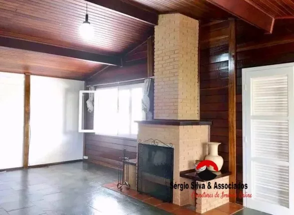 Imagem Casa a venda com 03 quartos no Alto do Boa Vista em Campos do Jordão.