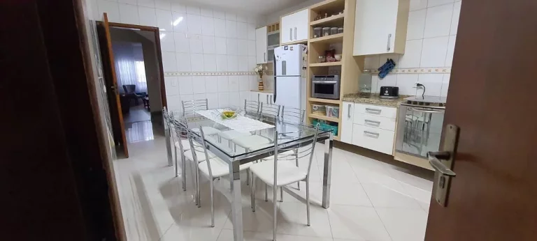 Imagem Sobrado com 224 m² 3 Dormitorios sendo 1 Suite e 2 Vagas de Garagens