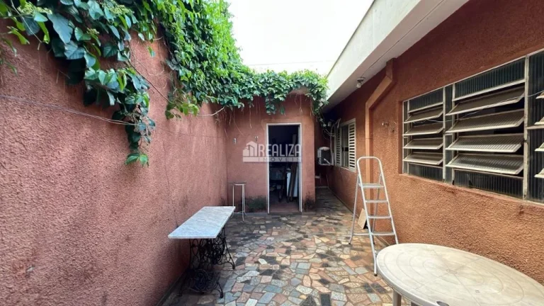 Imagem Casa ampla de 2 andares, próxima à Avenida Guilherme Ferreira, com 3 quartos incluindo 1 suíte