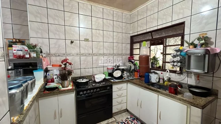 Imagem Espaçosa casa à venda no bairro Fabrício, Uberaba - 6 dormitórios e amplo quintal!