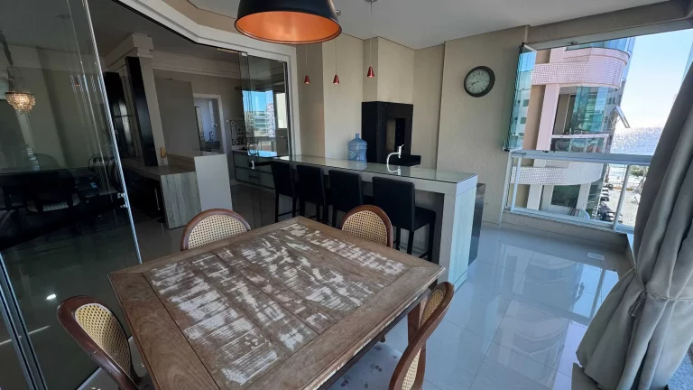 Imagem Apartamento frente mar com 3 suítes e 3 vagas de garagem em Meia Praia - Itapema/SC