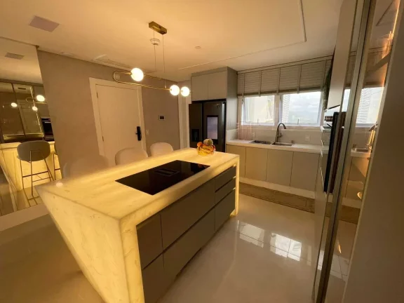 Imagem Apartamento alto padrão frente mar com 4 suítes e 3 vagas de garagem - Av. Atlântica/SC