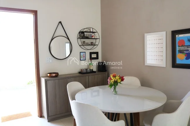 Imagem Casa tipo sobrado com living para 02 ambientes piso porcelanato, lavabo, 3 quartos com armários pla...