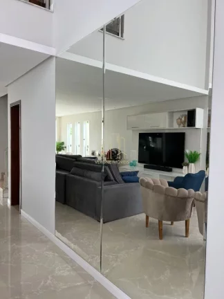Imagem Excelente casa decorada em condomínio fechado com cinco suítes e espaço gourmet a venda em Lauro de Freitas
