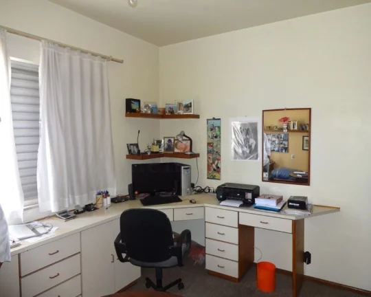 Imagem Apartamento bem distribuÃ­do com piso de madeira e armÃ¡rios, living para 03 ambientes, lavabo, ...