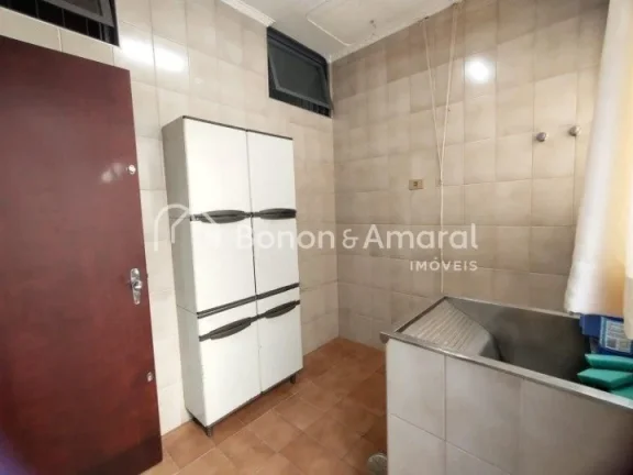 Imagem Excelente casa arejada, com uma espaçosa sala de TV integrada à sala de jantar, cozinha com armár...