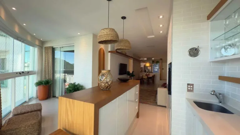 Imagem Apartamento alto padrão com 3 suítes e 3 vagas de garagem na Praia Brava Itajaí/SC