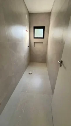 Imagem Casa Alto Padrão com 3 dormitórios sendo 1 suíte master e 2 vagas no América em Joinville/SC