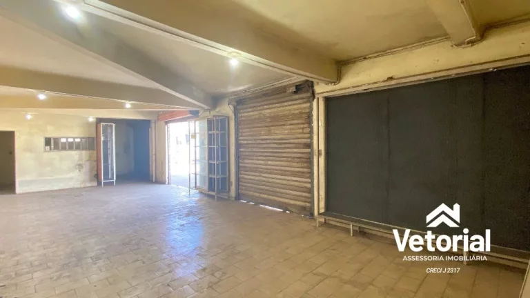 Imagem Ponto Comercial no Centro de Barreiras, formato retangular, frente ampla, 04 vagas de garagem frontal, 02 banheiros, depósito.
