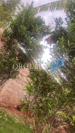 Imagem Chácara à venda em Rio Verde-GO: 3 quartos, 1 suíte, 1 sala, 2 banheiros, 2 vagas de garagem, 180m² de área. Aproveite!
