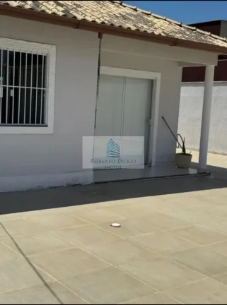 Imagem Casa à venda em Maricá-RJ: 2 quartos, 1 sala, 3 banheiros, 5 vagas de garagem, 141 m² no Jardim Atlântico Leste. Venha conferir!