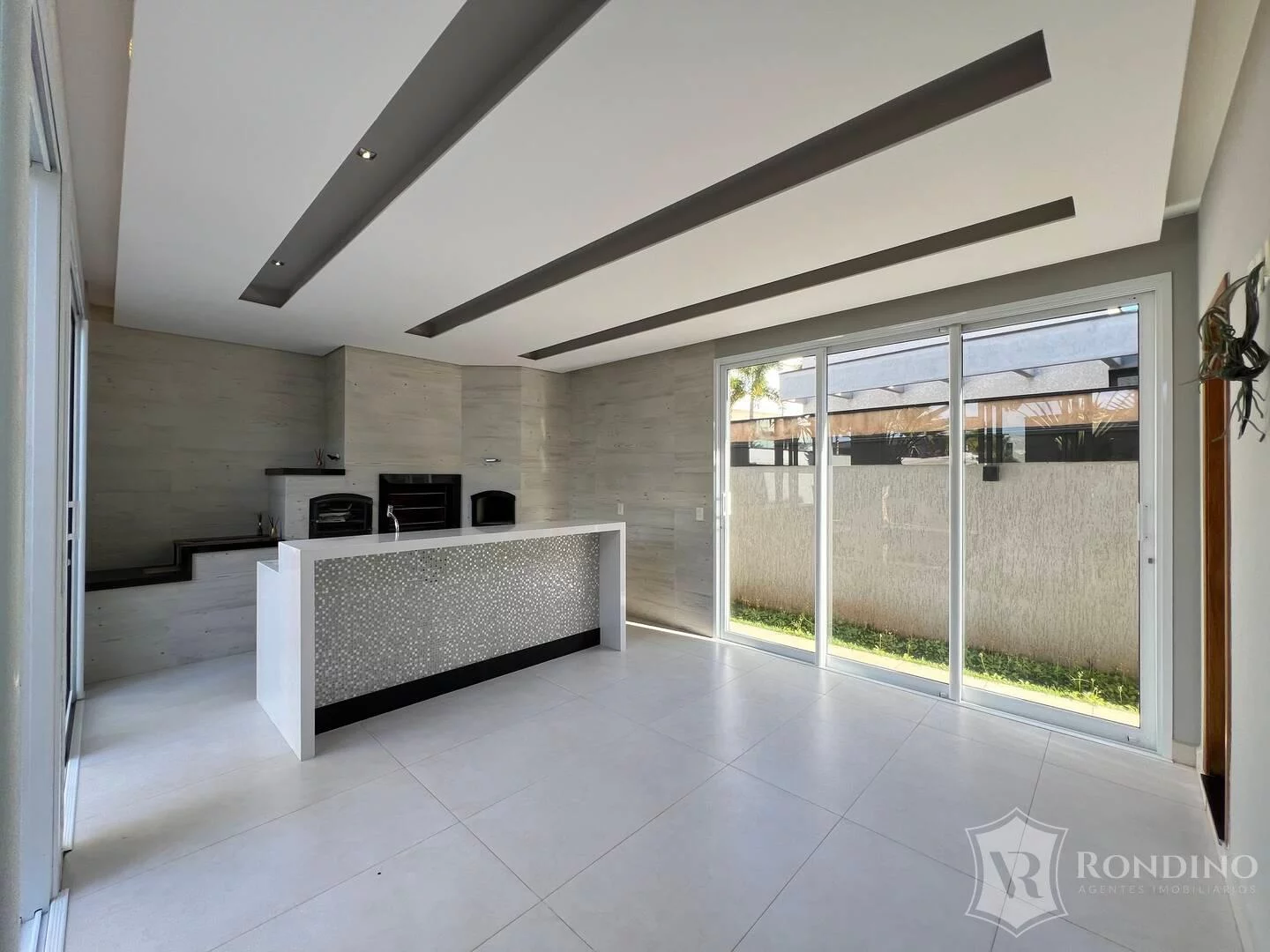 Imagem Casa no Alphaville Nova Esplanada com 4 Suítes e Piscina