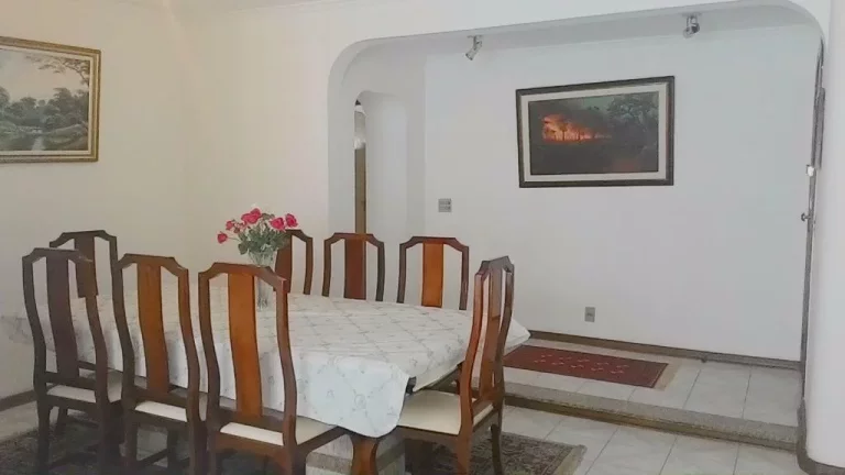 Imagem Praia de Pitangueiras - Local nobre - Ótimo lazer - Alto padrão - 2 vagas - Ampla varanda - 135 m² de área útil.