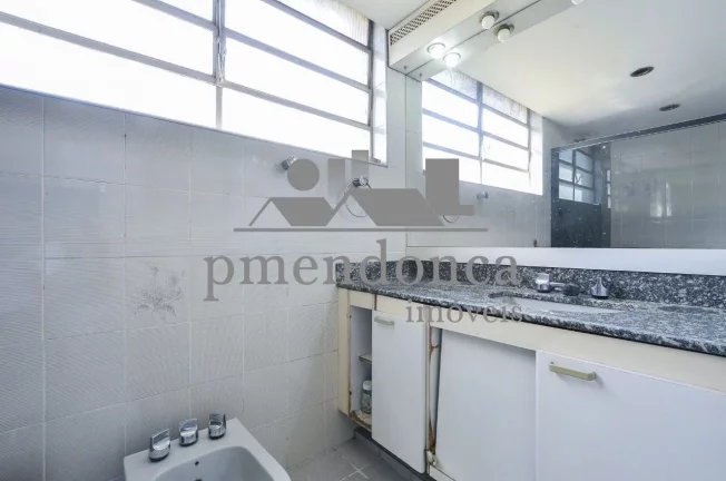 Imagem Apartamento de 141m² em Pinheiros para reforma, 3 quartos e 1 vaga.