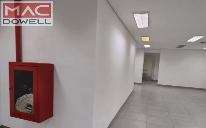 Imagem Loja linear de 428 m² em frente a Praia de Botafogo no Rio de Janeiro