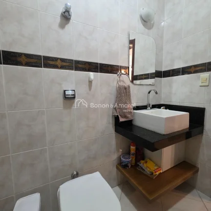 Imagem Este amplo sobrado com 321m², possuí uma planta bem distribuída e atemporal, oferecendo um lar ac...