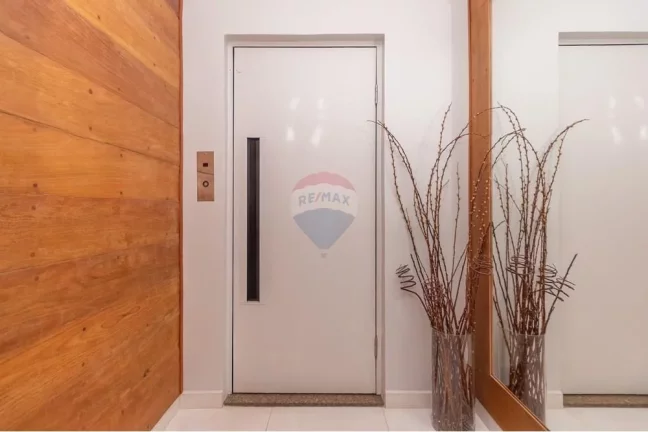 Imagem Excelente Apartamento 176m², 3 suítes, 3 salas, 3 vagas, depósito, elevador privativo e muito mais.