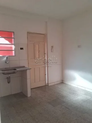 Imagem Casa com 70 M², 1 dormitório, 1 banheiro, sala, cozinha, área de serviços e quintal. Boa casa co...